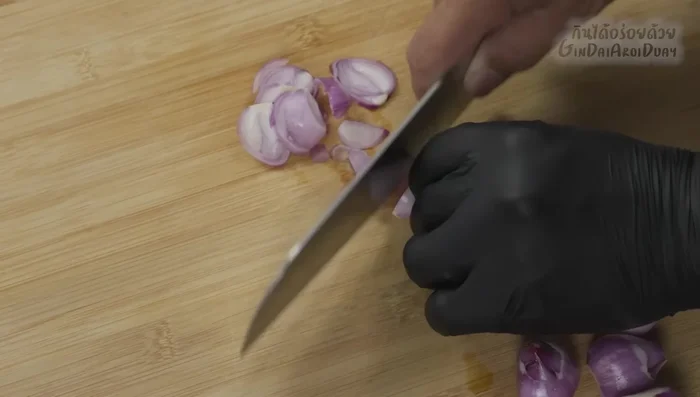 Fry the shallots: Add oil to a pan and fry the shallots until golden brown and crispy. Add a pinch of salt while frying to improve crispness.