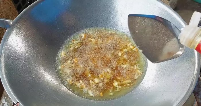 Add oyster sauce, light soy sauce, sweet soy sauce, white sugar, chili powder, and vinegar. Adjust seasoning to your preference.