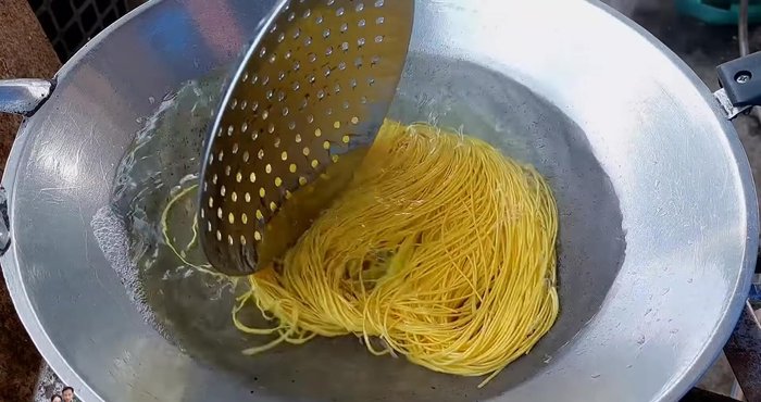 Boil water. Once boiling, add mee sua noodles and cook for approximately 5 minutes. Check for doneness by touching and tasting.