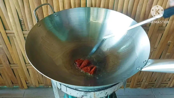 Stir-fry curry paste with water until fragrant.