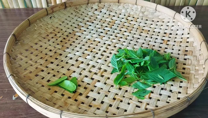 Prepare kaffir lime leaves and cut red chili peppers diagonally.