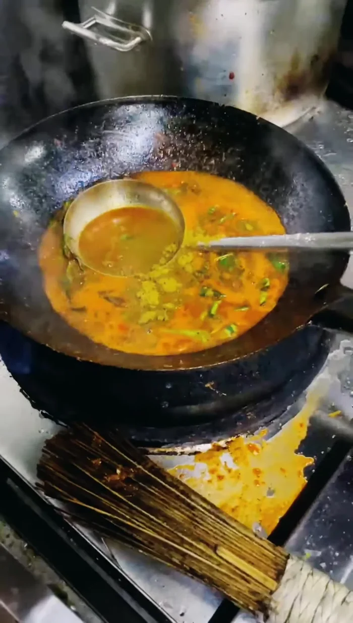 Add a little Madrasi pea powder and mix well.