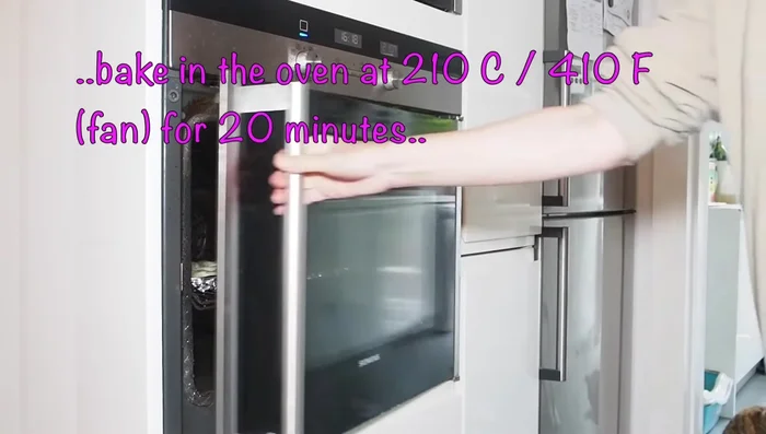 Bake the spring rolls in the oven at a suitable temperature for 20 minutes.