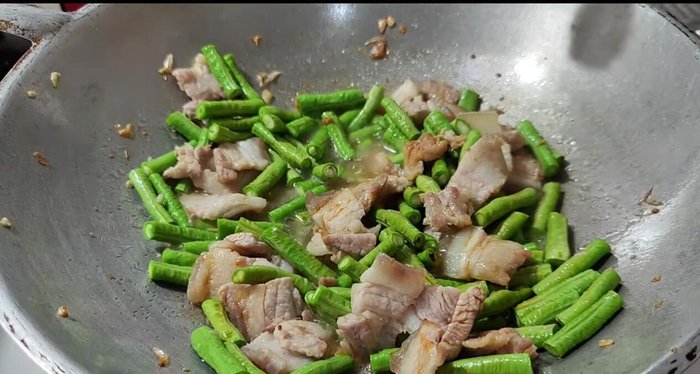 Add seasoning sauce (oyster sauce, soy sauce, sugar).