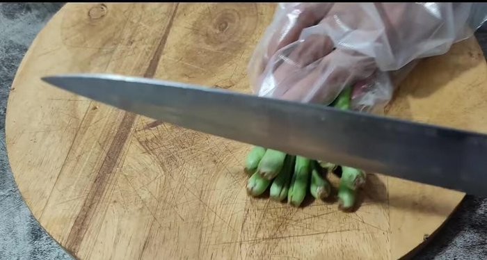 Wash and cut the yardlong beans into manageable pieces, not too short or too long.