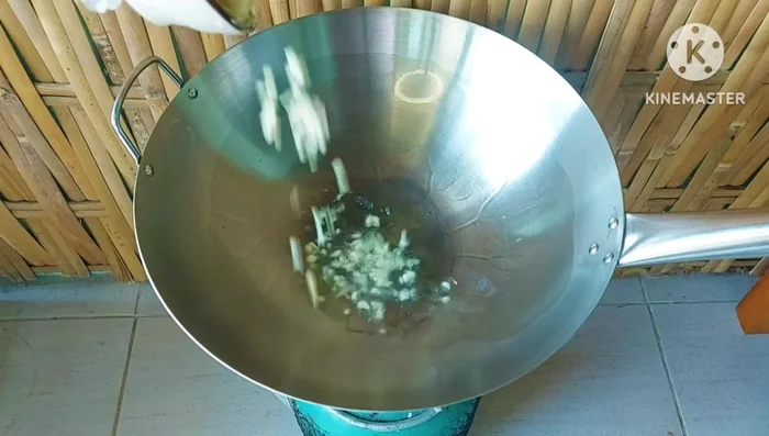 Heat oil in a wok or large frying pan. Add the chopped garlic and stir-fry until fragrant and slightly yellow.