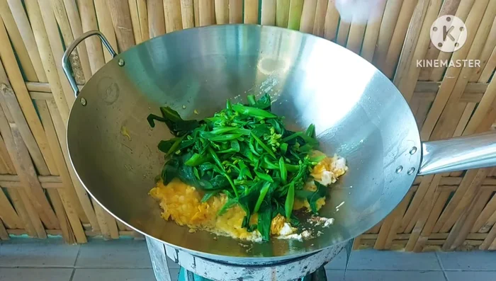 Add the blanched kale, sugar, oyster sauce, light soy sauce, and seasoning powder to the pan.