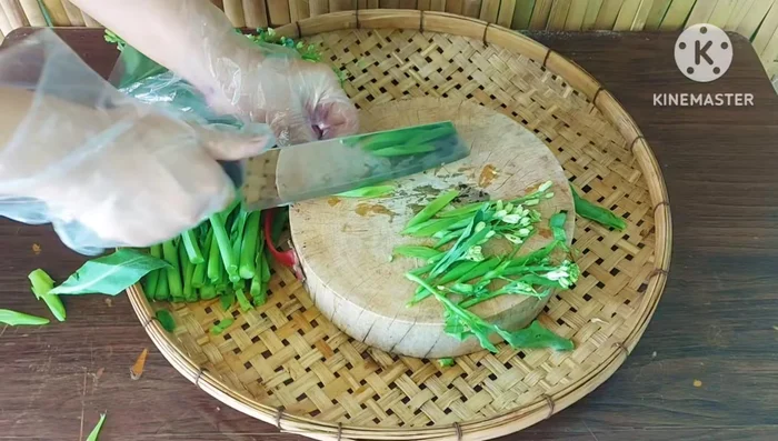 Cut the kale into desired pieces. Tender parts can be left larger, while harder stems should be cut into smaller pieces.