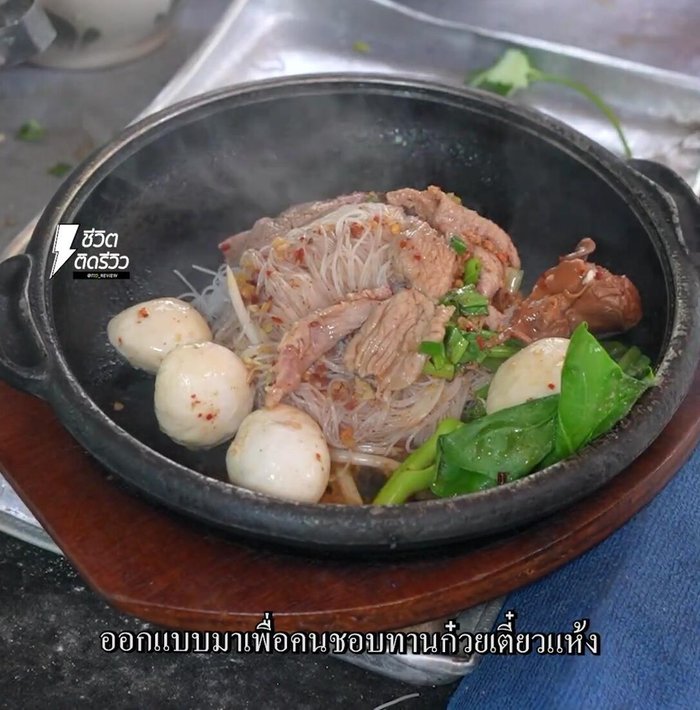 Assemble the dish: Place the cooked noodles on the hot plate. Add fresh pork, liver, placenta (if using), stewed pork, and a soft-boiled egg. Season with spicy and sour ingredients.