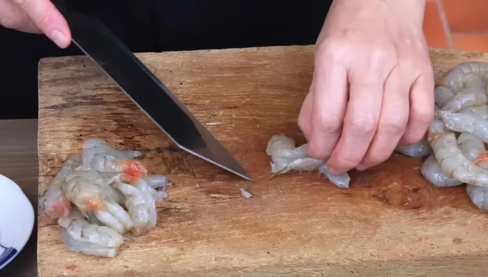 Clean and prepare 300g shrimp.