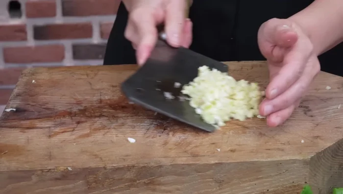 Prepare fried garlic: Heat sunflower oil, add chopped garlic, stir until golden brown.