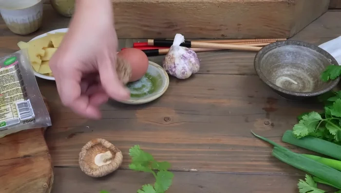 Soak chitoké mushrooms in cold water for 4 hours or boiling water for 30 minutes.