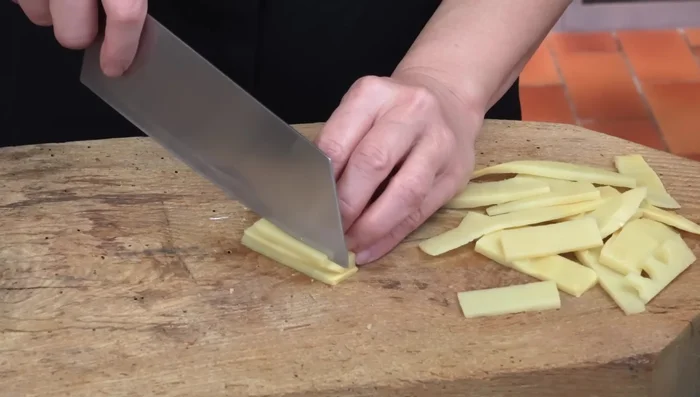 Cut 80g of candy canned into small cubes.