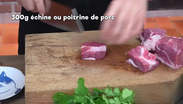 Cut 300g pork belly into pieces.