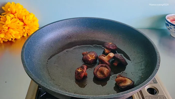 Stir-fry shiitake mushrooms: Add a little more oil to the pan. Add shiitake mushrooms (dried and soaked or fresh) and stir-fry until fragrant.