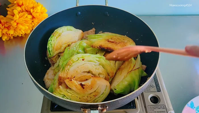 Combine ingredients: Add the stir-fried cabbage and shiitake mushrooms to the pork belly. Add water (about 1200ml, adjust as needed).