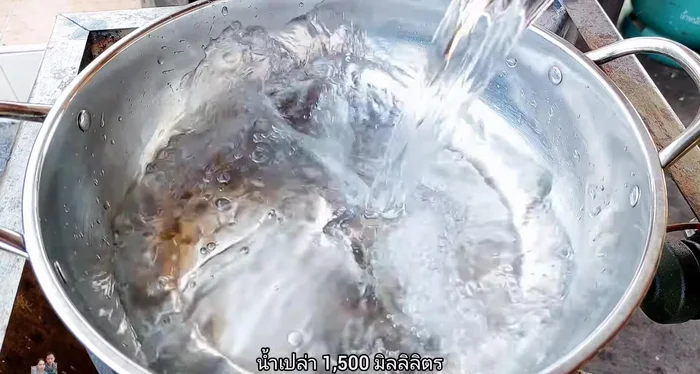 Add water (1500 ml) to a pot.