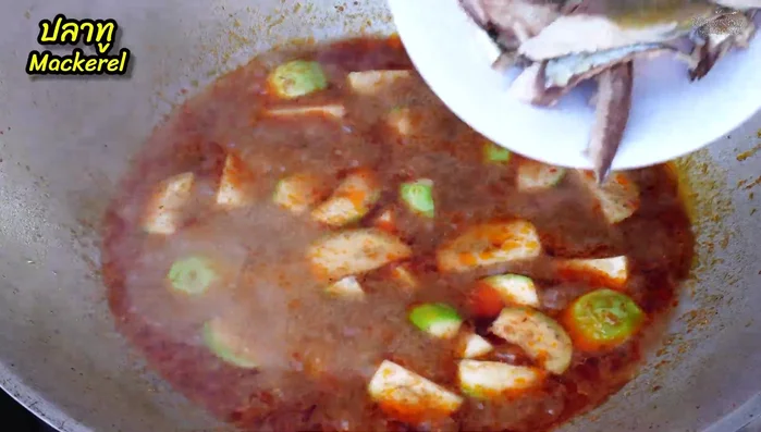 Add the steamed mackerel (remove bones).