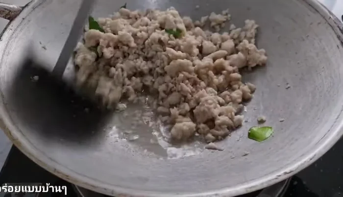 Stir-fry minced fish with fish sauce and kaffir lime leaves until the fishy smell is gone.