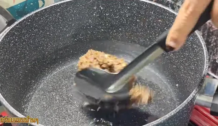 In a pot, add water and the curry paste. Bring to a boil.