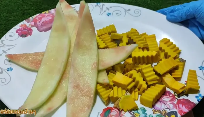 Peel the watermelon rind, remove the hard shell, and cut it into bite-sized pieces. Scrape off the red watermelon flesh and set aside.