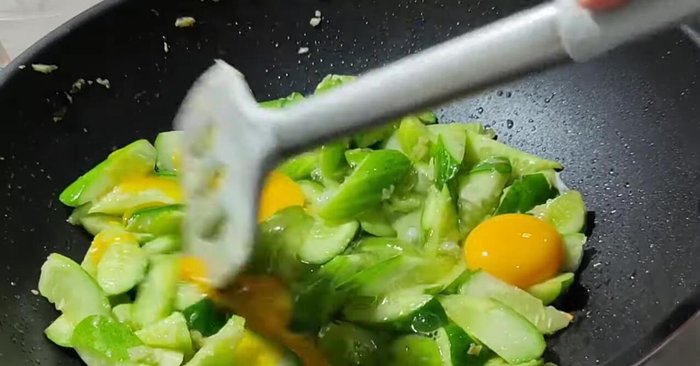 Add the eggs and stir gently until cooked.