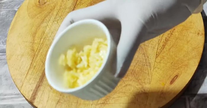 Prepare the garlic. Chop or pound 4-5 cloves of Chinese garlic (or Thai garlic).