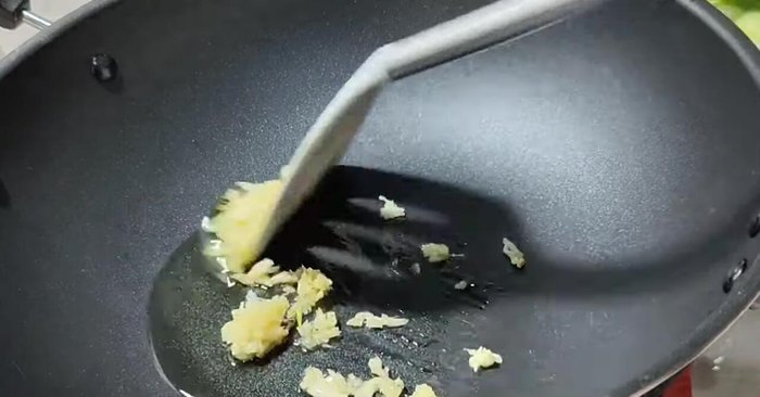 Heat a pan and add a little oil. Add the prepared garlic and stir-fry until yellow and fragrant.