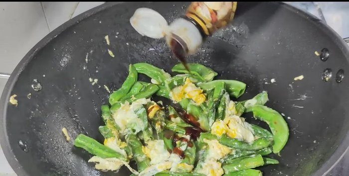 Season with oyster sauce, granulated sugar, and seasoning powder.