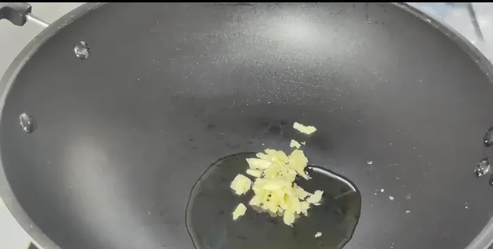 Heat a pan with a little oil. Add the garlic and fry until fragrant.