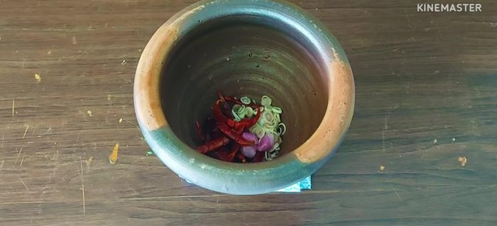 Pound the dried chilies, lemongrass, and shallots into a curry paste.