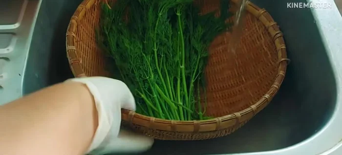 Wash the coriander thoroughly.