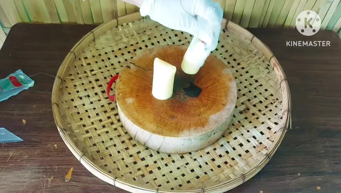 Cut the tofu into bite-sized pieces. Avoid cutting them too large.