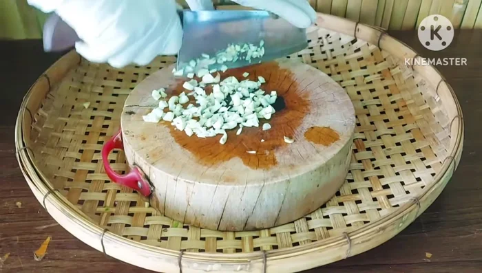 Prepare the ingredients: Roughly chop garlic and chilies. Pick basil leaves and set aside. If you have basil flowers, add them for extra aroma.