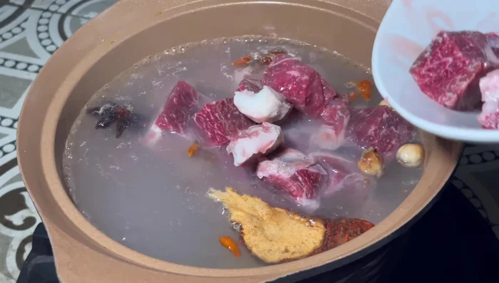 Turn on medium heat and boil until the soup is boiling. Add a stock cube.