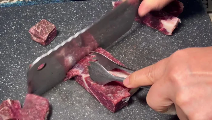 Cut the ribeye steak into bite-sized pieces. Remove bones and beef fat.