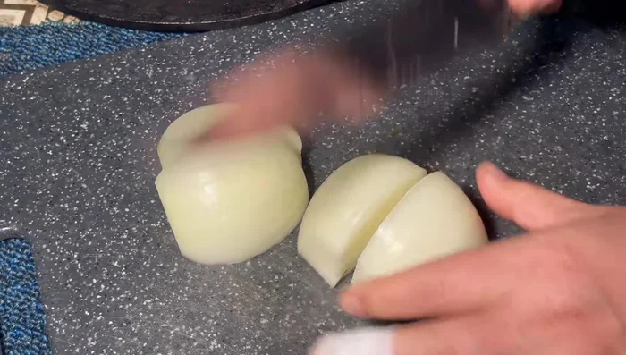 Cut the onion into 4 pieces and cut the plum tomatoes into 4 parts.