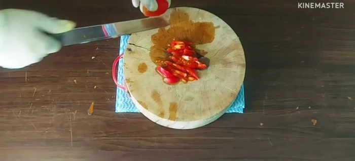 Chop cherry tomatoes into small pieces or thin slices.