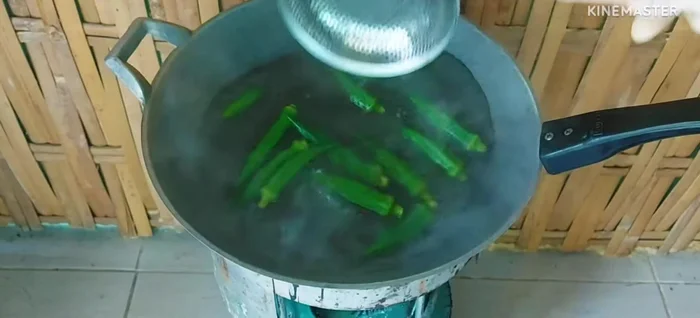 Prepare vegetables: Boil roselle and okra until tender. You can also use other vegetables like the squash-like vegetable or young pumpkin.