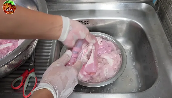 Clean the intestines thoroughly by spraying and washing 2-3 times until the water runs clear.