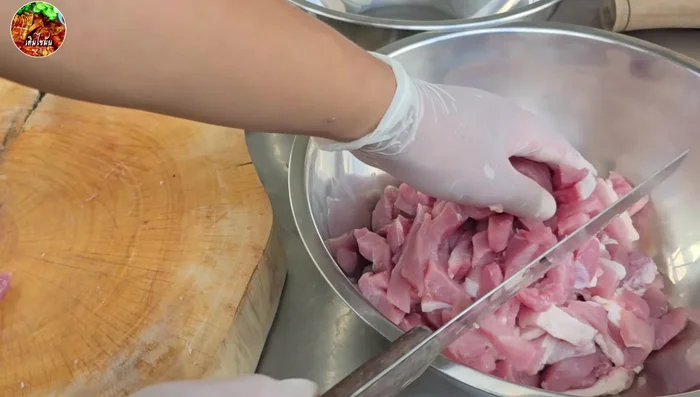 Cut the boiled pork into small pieces.