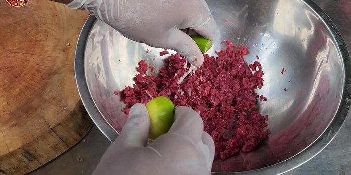 Squeeze out excess blood from the fish meat. This makes it easier to eat and prevents a fishy smell.