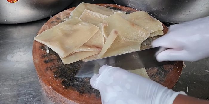 Cut the pork skin into small, even pieces (about 3-4 mm thick, 10 cm long).