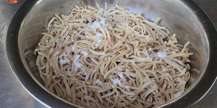 Mix the cut pork skin with salt, pork seasoning powder, and other seasoning powder (and optional green cap sauce).