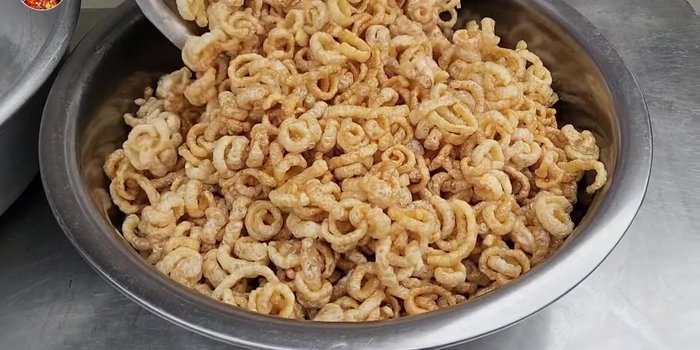 Remove the pork rinds and let them rest until the oil is completely absorbed.