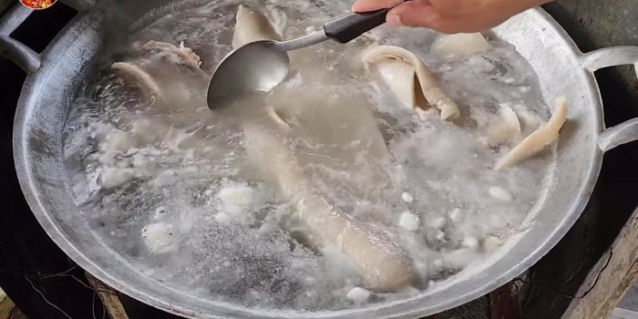 Boil the pork skin for about 15 minutes, optionally adding a little salt.