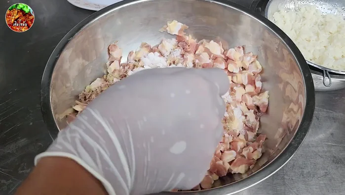 Season the chicken feet with salt, sugar, and MSG powder. Knead thoroughly for 3-4 minutes.