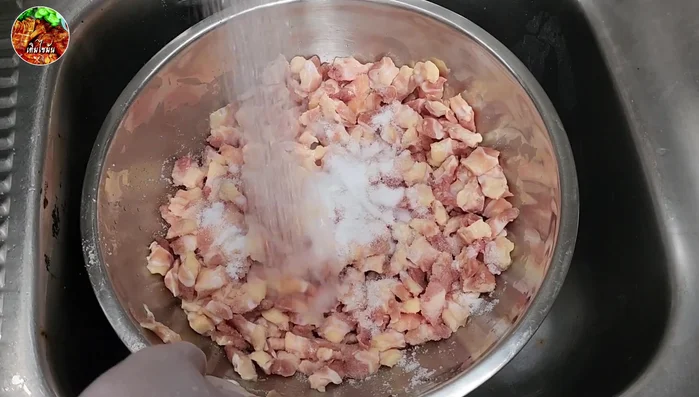 Wash the chicken feet thoroughly with salt. Let them drain well to prevent spoilage.