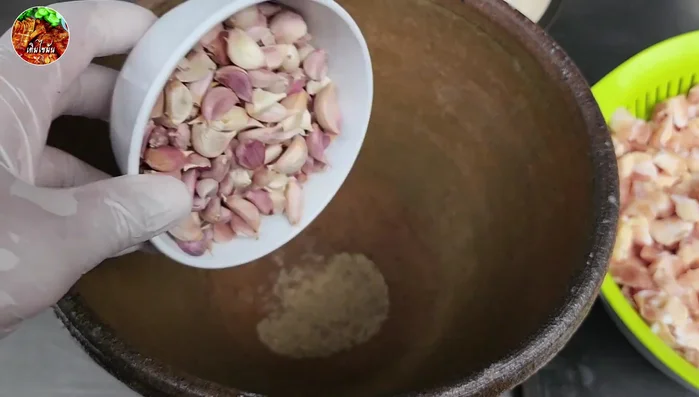 Add pepper, garlic, and sticky rice to the chicken feet.