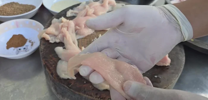 Cut chicken breast into 2mm thick slices. Freezing the chicken first makes it easier to cut.